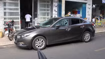 “Ngáo đá” đi đập phá ô tô