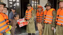 Kịp thời trao nhu yếu phẩm đến người dân vùng ngập lụt