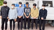 Hát karaoke nhân tổng kết năm học, hai nhóm nam sinh dùng gạch đá, vỏ chai bia "nói chuyện"