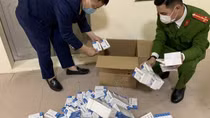 Thu giữ lượng lớn thuốc điều trị COVID-19, kit test nhập lậu