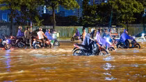 Người Hà Nội vật vã về nhà trong đêm sau mưa lớn