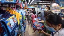 Phụ huynh, học sinh náo nức sách áo ngỡ như mùa khai giảng