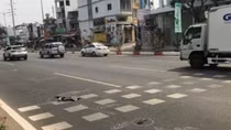 Bị ô tô tông tử vong vì chạy băng ngang đường không quan sát