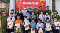 Mang xuân ấm áp đến người dân và học sinh nghèo