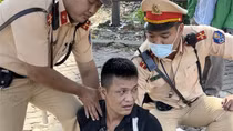 Đối tượng mang ma túy "than khổ" khi bị CSGT bắt