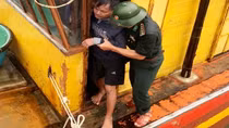 Cứu sống 8 ngư dân gặp nạn trên biển