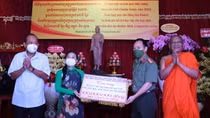 Trao tặng quà nhân dịp Tết Chôl Chnăm Thmây của đồng bào dân tộc Khmer
