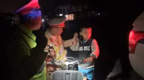 Cậu bé 9 tuổi đi lạc 60km trong đêm được CSGT đưa về nhà