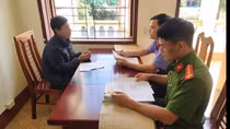 Khởi tố người cha vác dao xông vào trường học bắt Hiệu trưởng quỳ