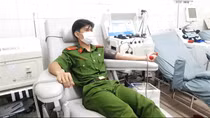 Chiến sĩ Công an nửa đêm đến bệnh viện hiến tiểu cầu cứu người