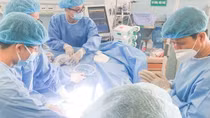 Thực hiện 5 cuộc phẫu thuật cứu sống bệnh nhân đa chấn thương