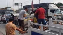 Bị xe tải cán qua 2 chân vì bán hàng rong trong làn ô tô