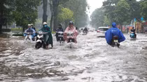 Giải pháp nào khắc phục cảnh nhiều tuyến phố Hà Nội "biến thành sông" sau mưa lớn?