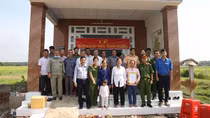 Công an tỉnh Tây Ninh tặng “Nhà tình nghĩa” cho thân nhân liệt sĩ