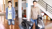 Hai cha con rủ nhau đi “đá xế"