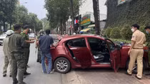 Gây tai nạn khi vừa lái ô tô vừa cầm ống tiêm