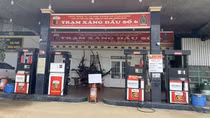 Bà con vùng sâu chật vật tìm nơi đổ xăng