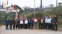 Phụ nữ Bộ Công an: Tặng cây giống, trao quà hỗ trợ người dân nghèo vùng cao