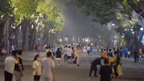 Rộn ràng phố đi bộ quanh Hồ Gươm ngày đầu mở cửa trở lại