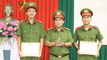 Khen thưởng hai chiến sỹ nhặt 350 triệu đồng trả lại người đánh rơi