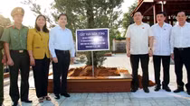 Chủ tịch Quốc Hội Vương Đình Huệ trồng cây lưu niệm trong khuôn viên Công an tỉnh Bến Tre