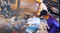 Giắt súng cạp quần lẫn túi xách đi... dạo phố