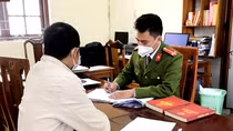 "Phi công trẻ" lập Facebook ảo vu khống người tình là… gái bán dâm