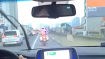 Hình ảnh đẹp về 2 CSGT dẫn đường đưa người đi cấp cứu
