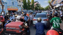 Ô tô thường xuyên đi vào giờ cấm gây ùn tắc, khiến người dân bức xúc