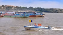 Cảnh báo nguy hiểm với tàu thuyền tại vị trí xe container chìm dưới sông Hồng