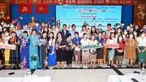 Gia đình người Việt nhận con nuôi là sinh viên Lào và Campuchia