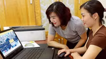 Phụ huynh “canh giờ” trong ngày đầu tiên tuyển sinh trực tuyến vào lớp 1