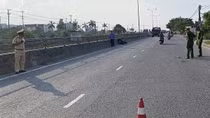 Đối tượng vi phạm tông xe máy thẳng vào thiếu tá CSGT