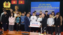 Tiếp nhận học bổng của Tập đoàn Charmvit trao tặng con thương binh, liệt sỹ CAND