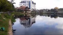 Hồ nước bốc mùi nồng nặc giữa trung tâm Đà Lạt