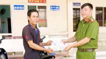 Bà con phấn khởi khi đến xã đăng ký xe