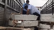 Bị kiểm tra, tài xế bỏ trốn để lại ô tô cùng 25 tấn kim loại