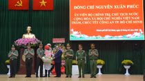 Chủ tịch nước Nguyễn Xuân Phúc thăm, chúc Tết Công an TP Hồ Chí Minh