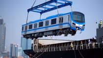 Thêm 2 đoàn tàu của tuyến Metro số 1 cập cảng Khánh Hội