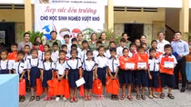Kết hợp tuyên truyền pháp luật và trao học bổng cho học sinh nghèo