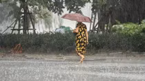 Mưa giông kéo dài ở Bắc và Trung Bộ, nguy cơ lũ quét và sạt lở đất
