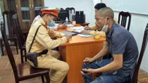Tài xế say không chịu đo nồng độ cồn còn hỏi CSGT về "tửu lượng"