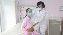 Phẫu thuật khối u buồng trứng nặng 5,5kg cho cụ bà 71 tuổi