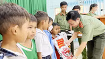 Công an Sóc Trăng tặng quà đồng bào Khmer nhân lễ Sene Đolta