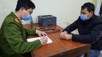 Túng tiền trả nợ, đột nhập ngân hàng, khống chế bảo vệ để cướp tài sản