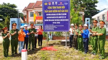 Thanh niên, Phụ nữ Công an Khánh Hòa bàn giao công trình thanh niên “Thắp sáng đường quê”