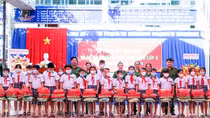 Công an TP Cần Thơ tặng quà học sinh có hoàn cảnh khó khăn