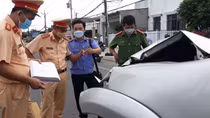Ôtô kéo lê xe máy trên quốc lộ, 1 người tử vong