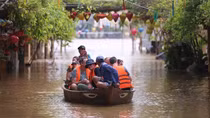 Phố cổ Hội An chìm sâu trong nước lũ, du khách hối hả sơ tán