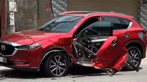 Tài xế xe tải cẩu quên xếp càng chịu lực khiến ô tô Mazda CX5 bị xé nát